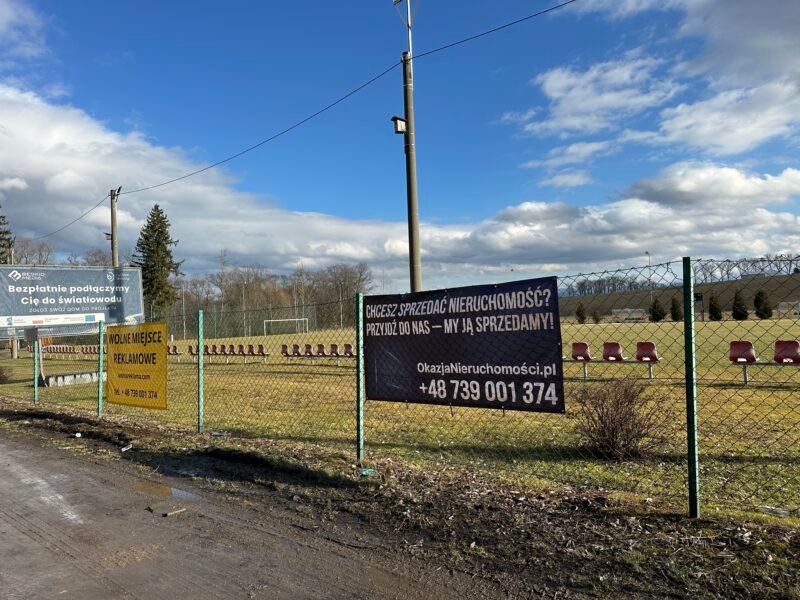 Ogłoszenia na boisku