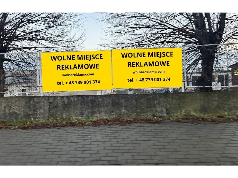 Reklama na ogrodzeniu